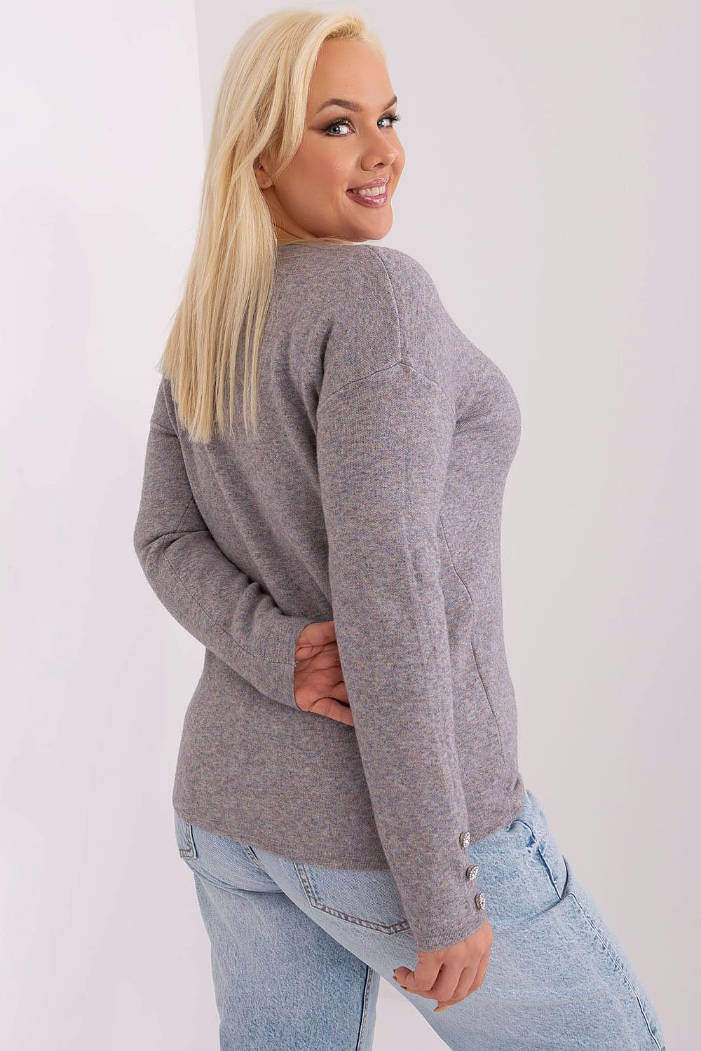 Sweater plus size elegante cinza usado por modelo loira com jeans claros