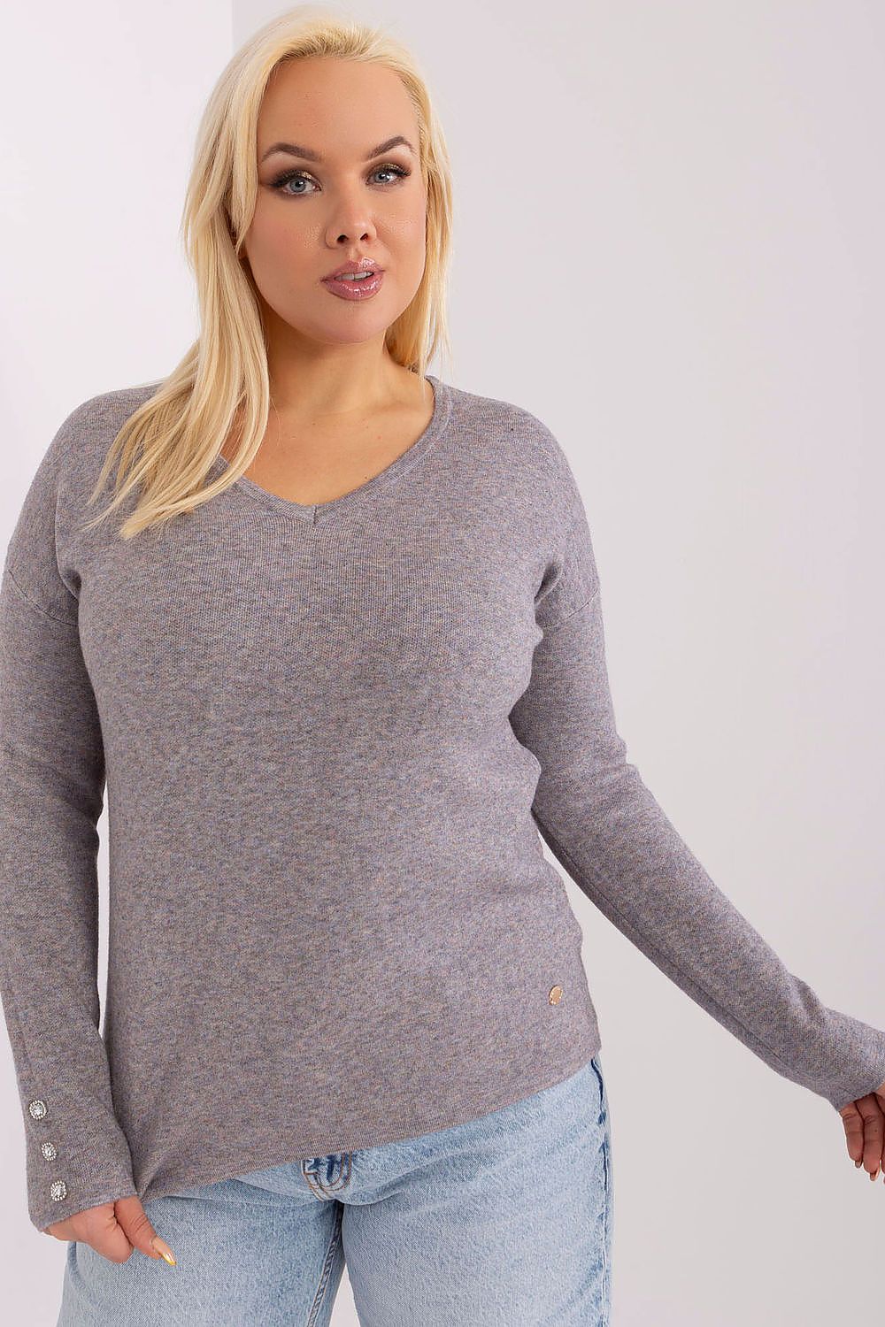 Mulher usando sweater plus size elegante cinza com decote em V e detalhes em botões na manga