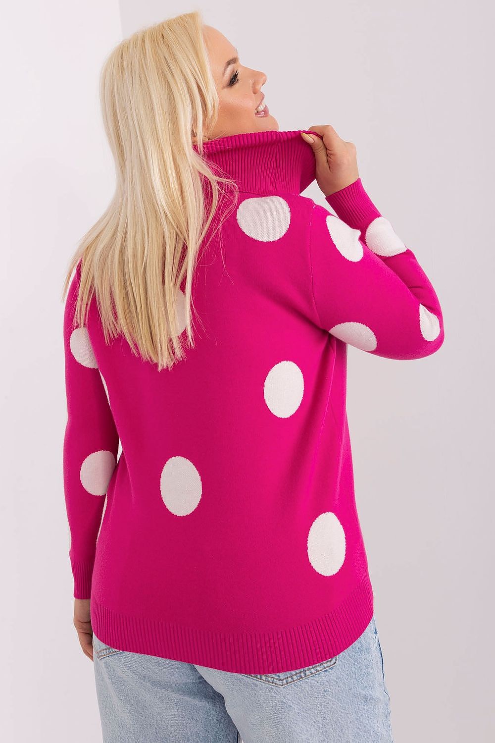 Sweater plus size feminino rosa com bolinhas brancas e gola alta