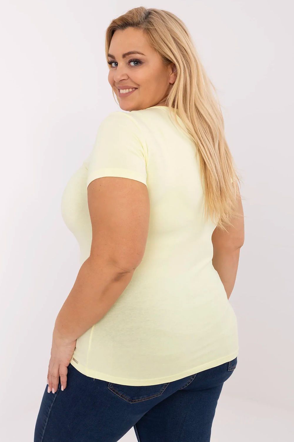 T-shirt amarela vista de costas em fundo branco