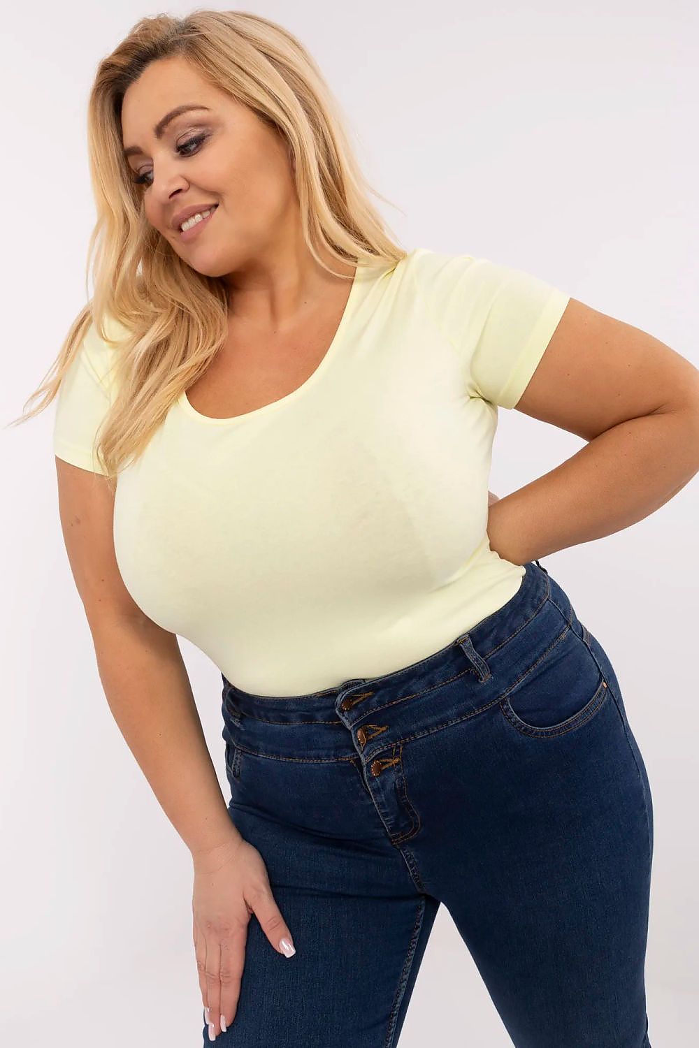 T-shirt preta plus size casual com jeans azul escuro