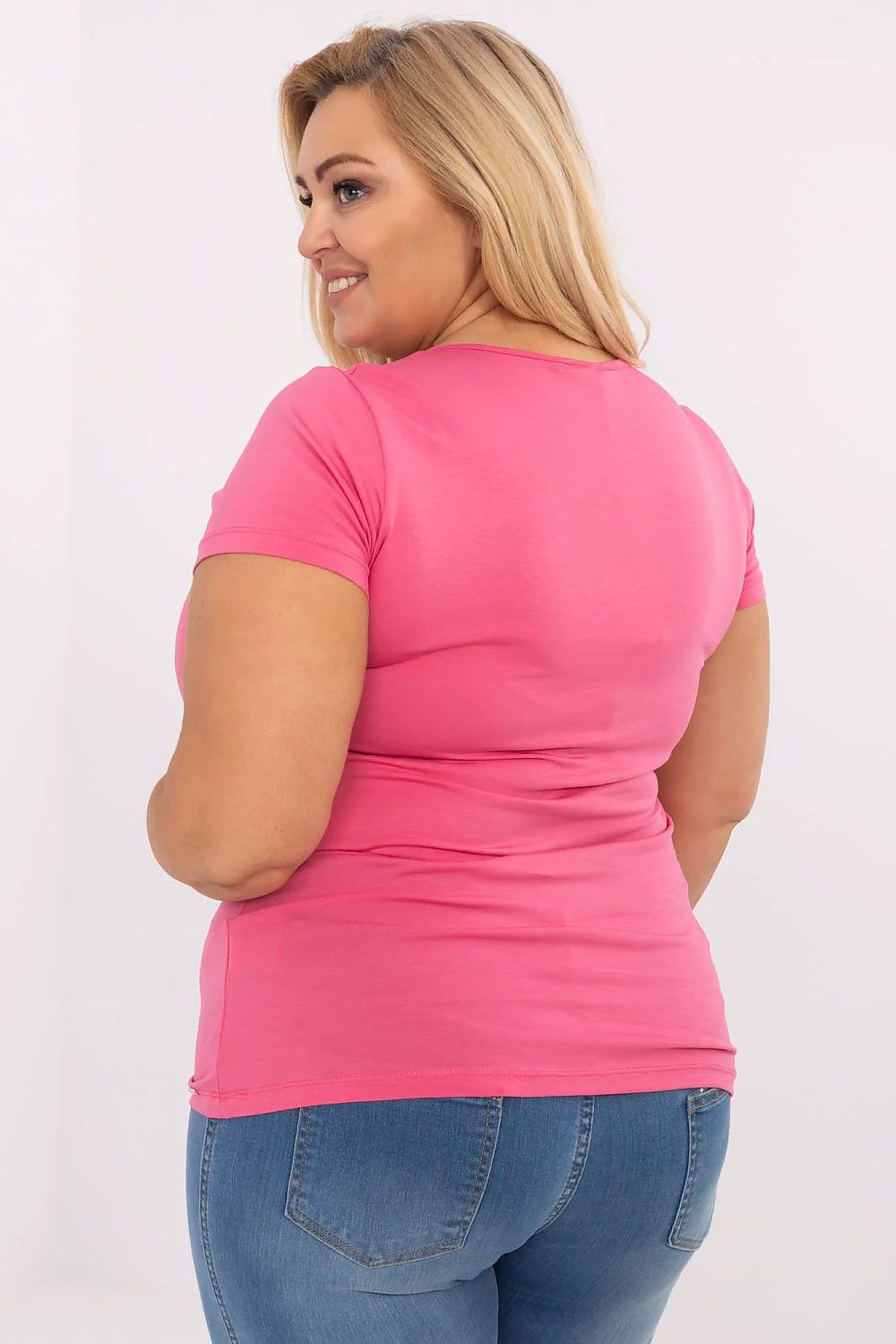 T-shirt preta plus size rosa vista de costas com calça jeans