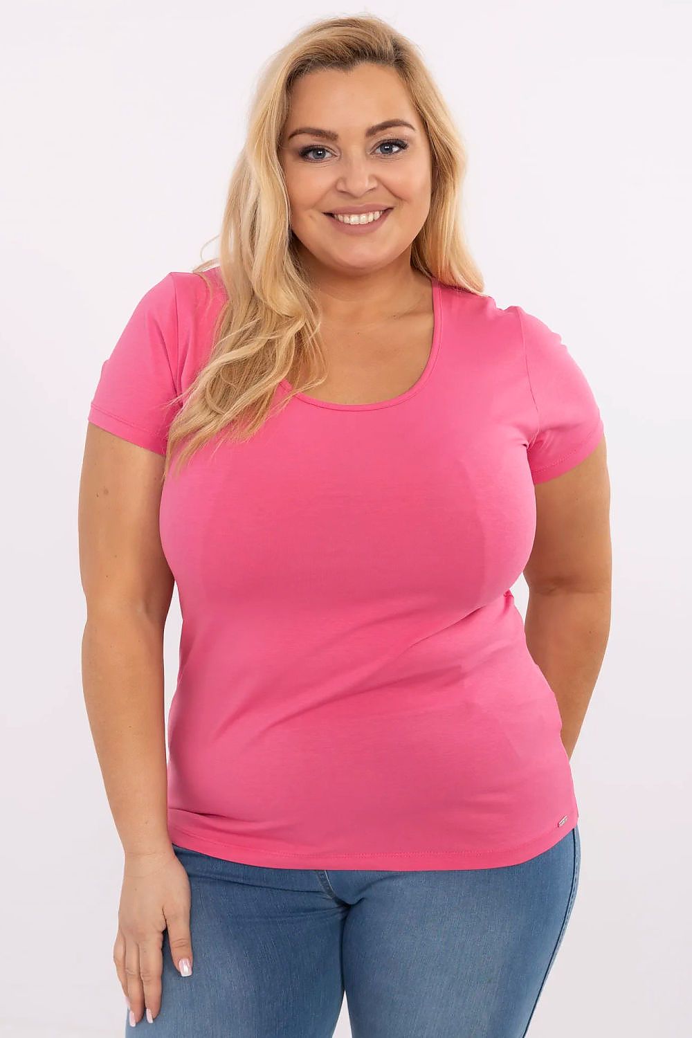 T-shirt preta plus size, básica, de manga curta e decote arredondado