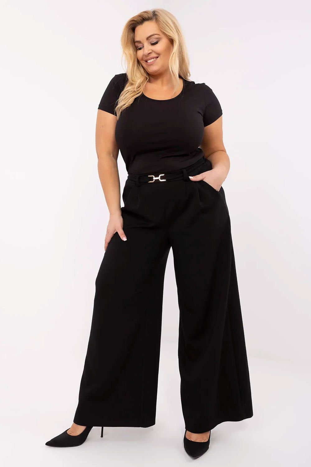T-shirt preta plus size com calça preta elegante e salto alto