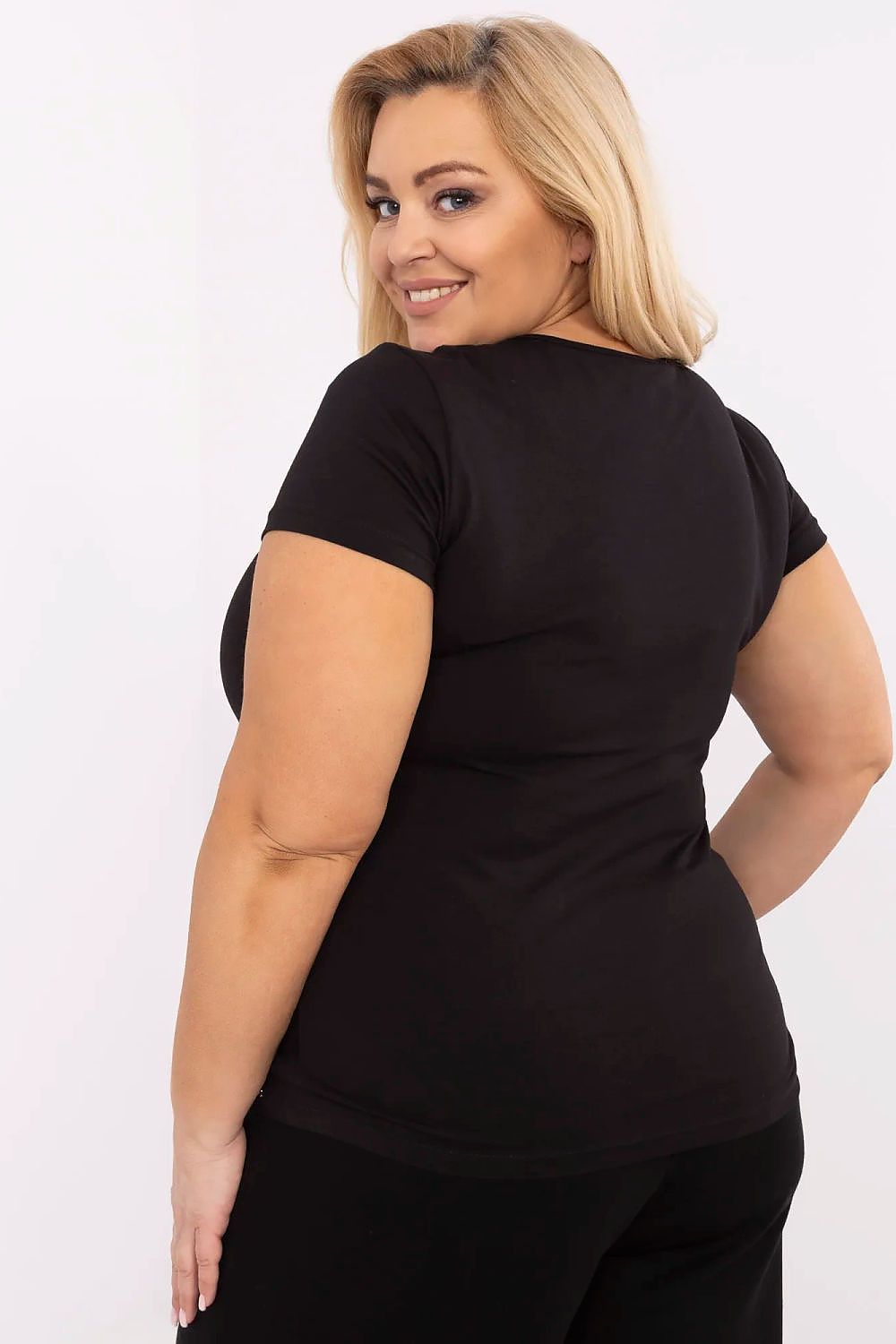 T-shirt preta plus size básica com gola redonda e mangas curtas