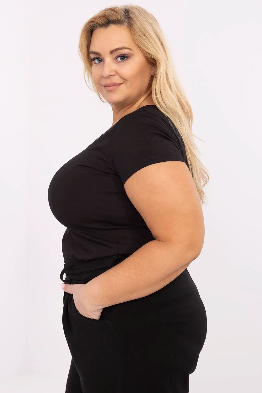 T-shirt preta plus size de algodão com gola redonda e manga curta
