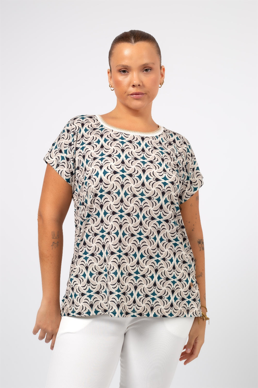 Tunica estampada para mulheres curvy com design moderno e confortável da marca Curvy