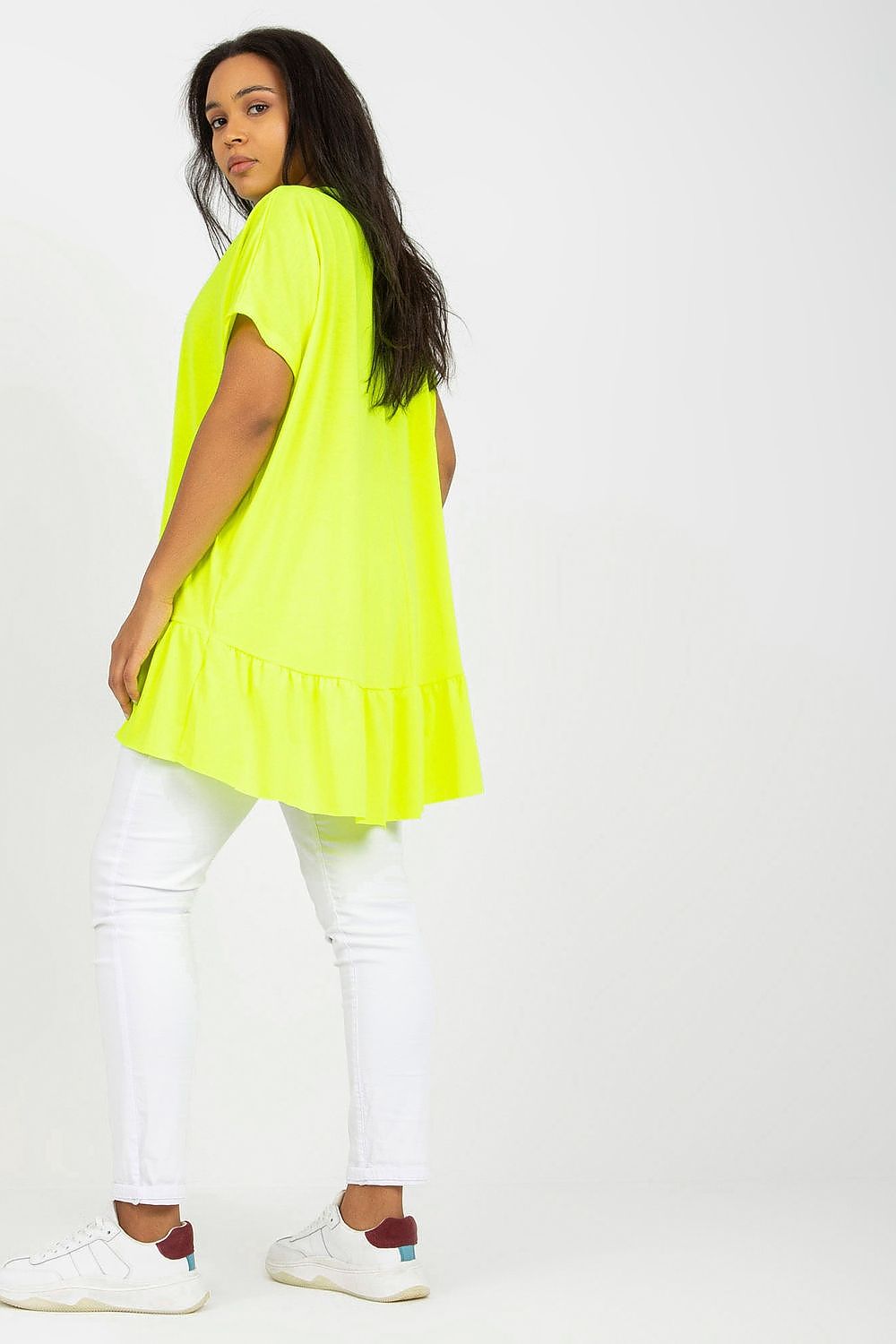 Mulher usando túnica longa plus size neon amarela com babado na barra