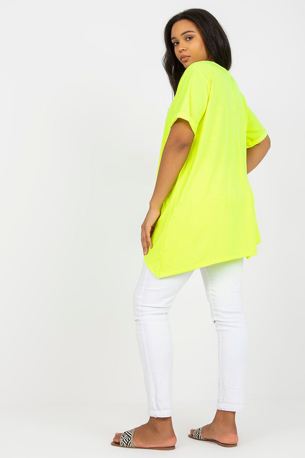 modelo feminina usando túnica neon plus size manga curta amarelo neon com calça branca