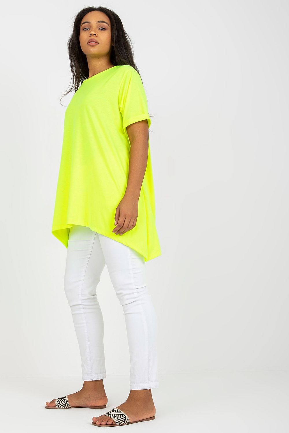 Modelo vestindo túnica neon plus size manga curta em tecido leve com caimento solto