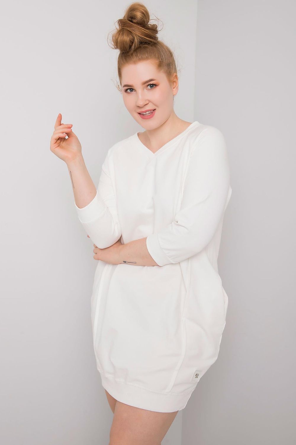 Vestido casual plus size com bolsos na cor branca, de manga longa, modelo confortável
