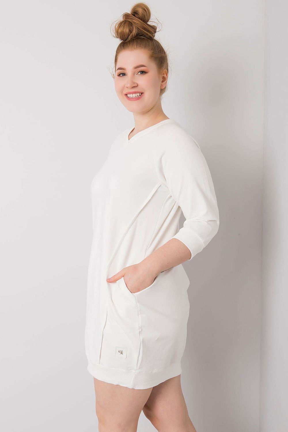 Vestido casual plus size com bolsos branco da Relevance com mangas 3/4
