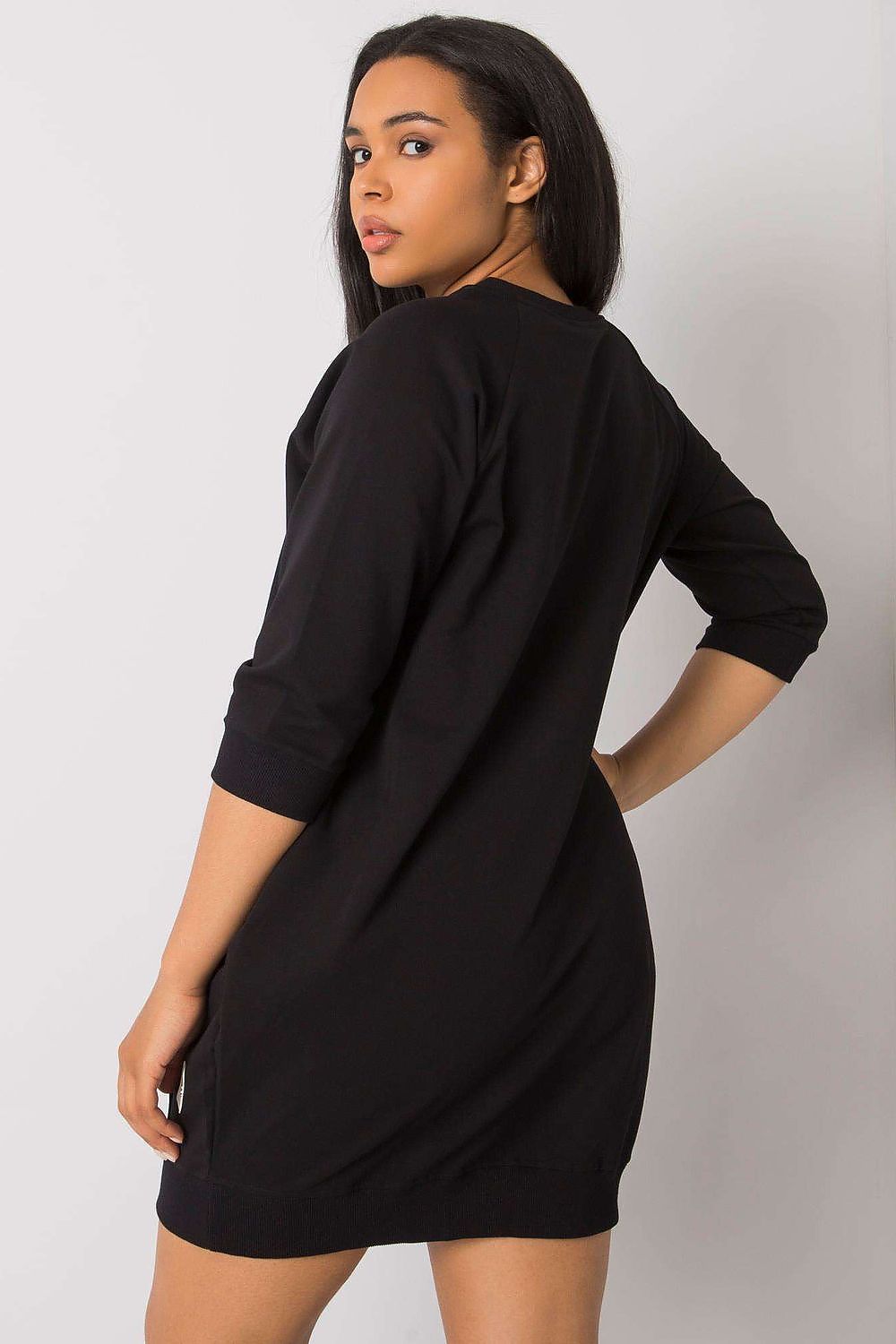 Vestido casual plus size com bolsos preto de manga 3/4 da visto de costas