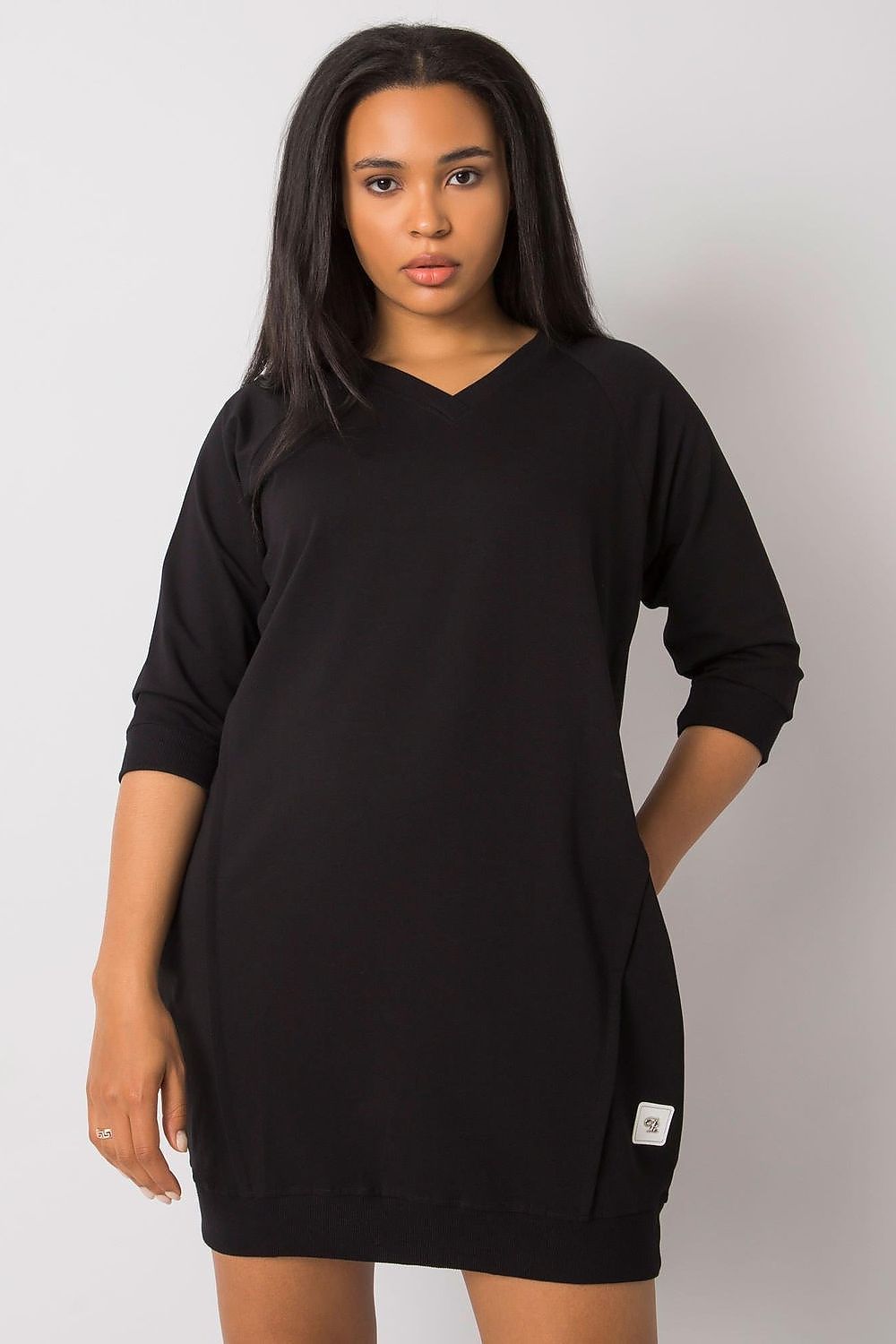 Vestido casual plus size com bolsos preto de manga 3/4 em tecido confortável