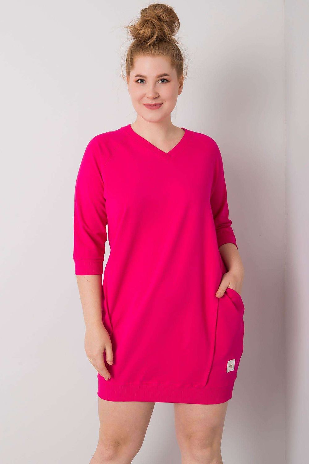 Vestido casual plus size com bolsos em tom rosa vibrante com mangas três quartos