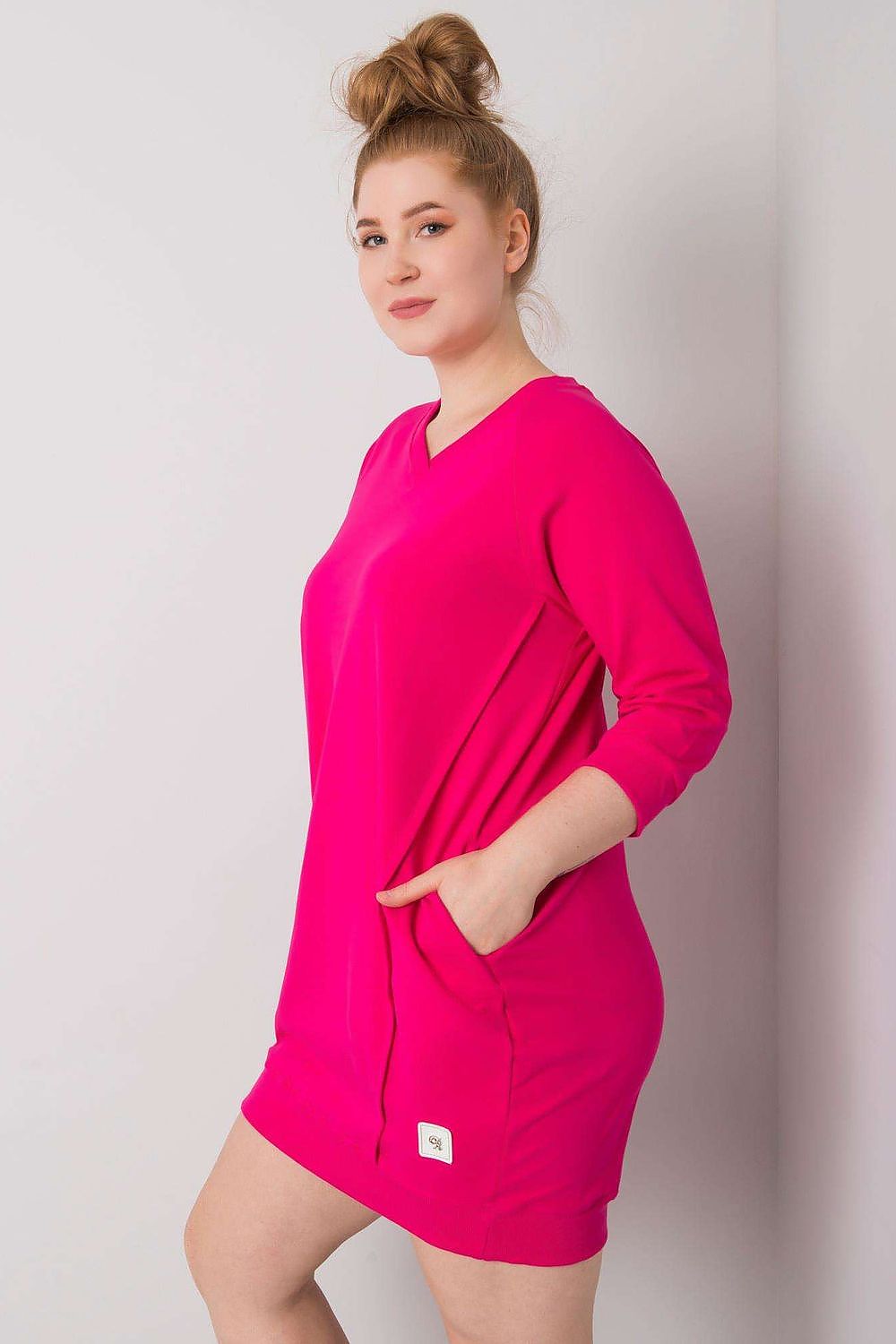 Vestido casual plus size com bolsos em tecido rosa vibrante, manga 3/4 confortável