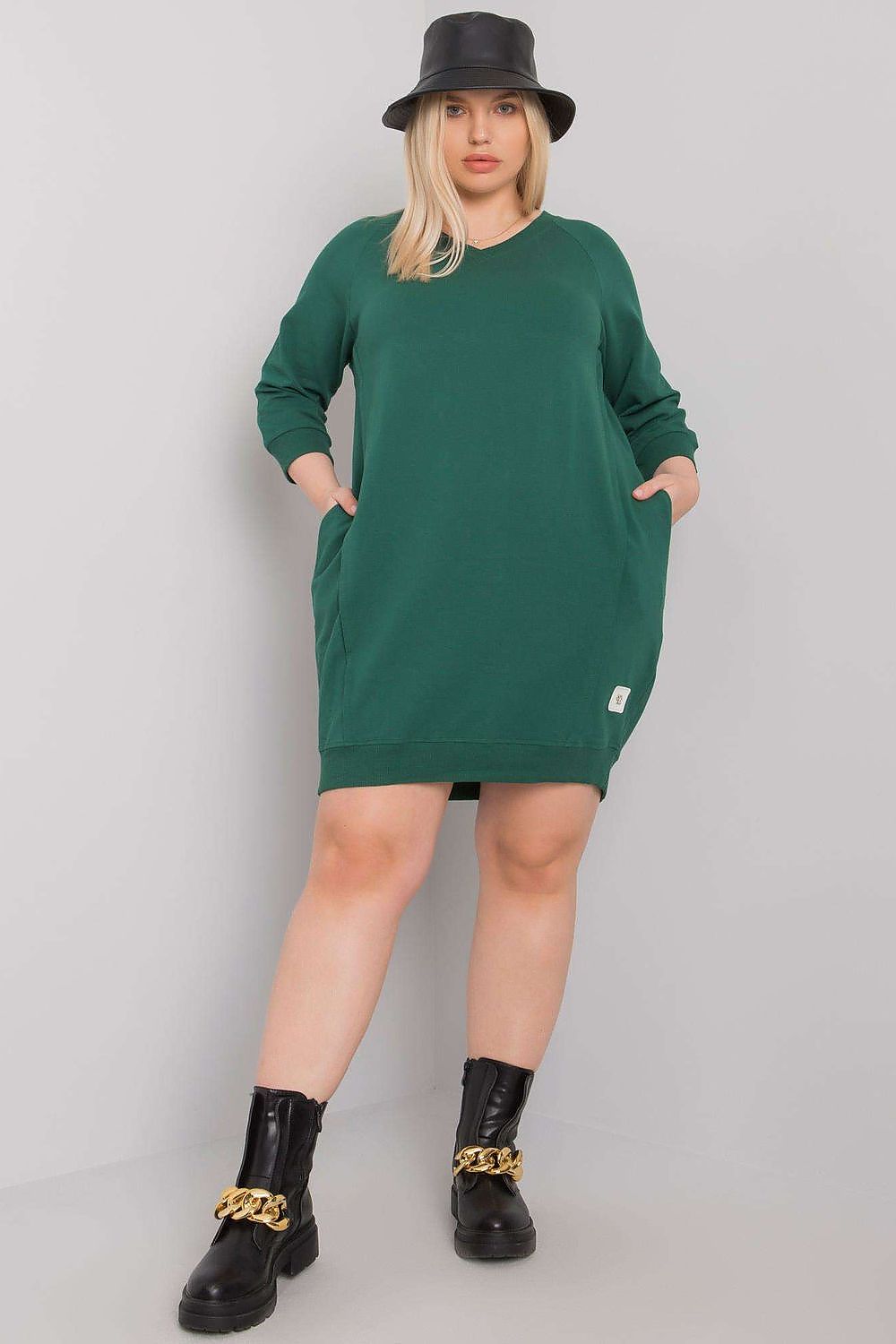 Vestido casual plus size com bolsos em verde, estilo confortável com manga longa e bolso lateral