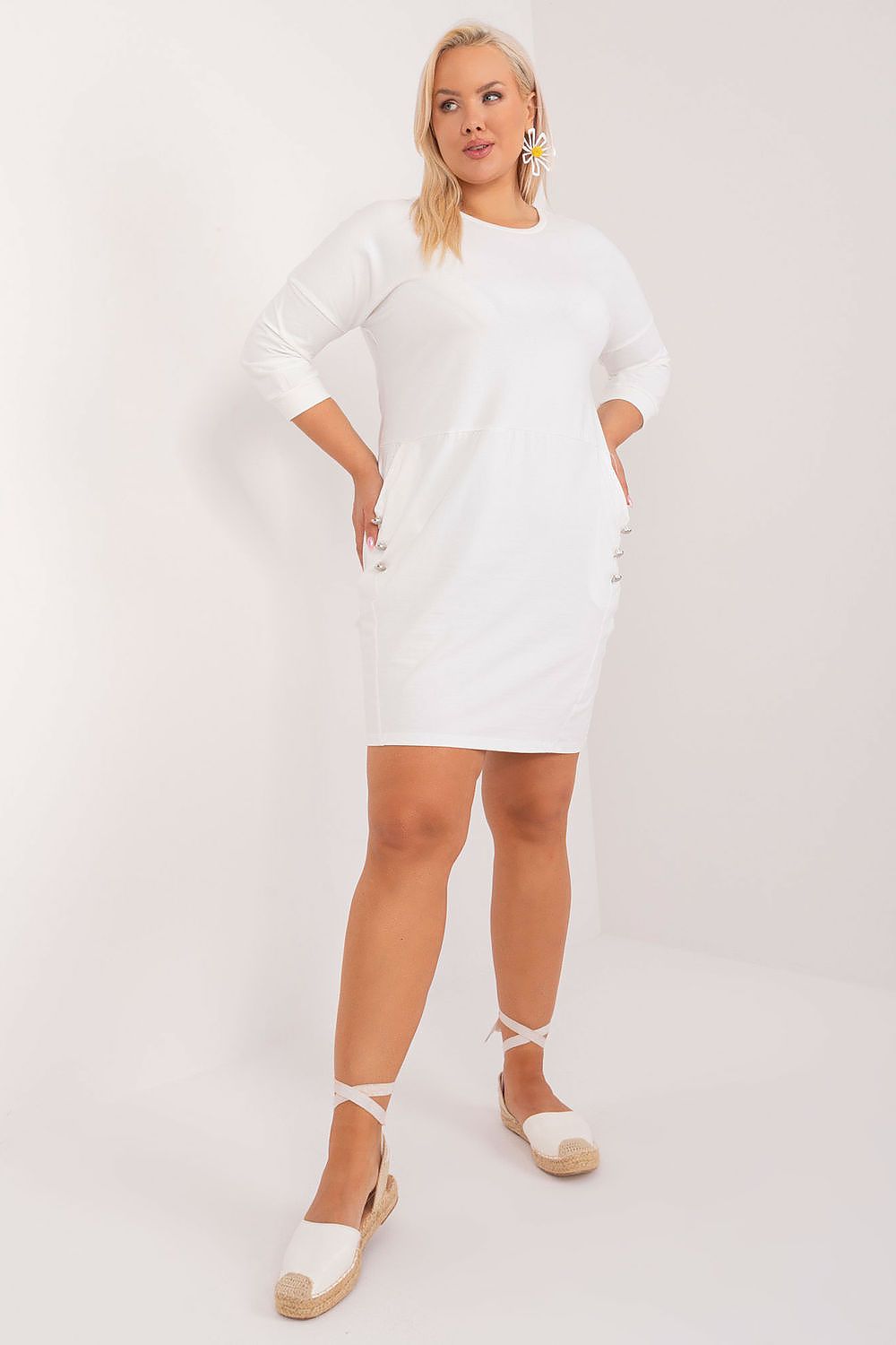 Vestido casual plus size manga longa branco com design confortável e moderno