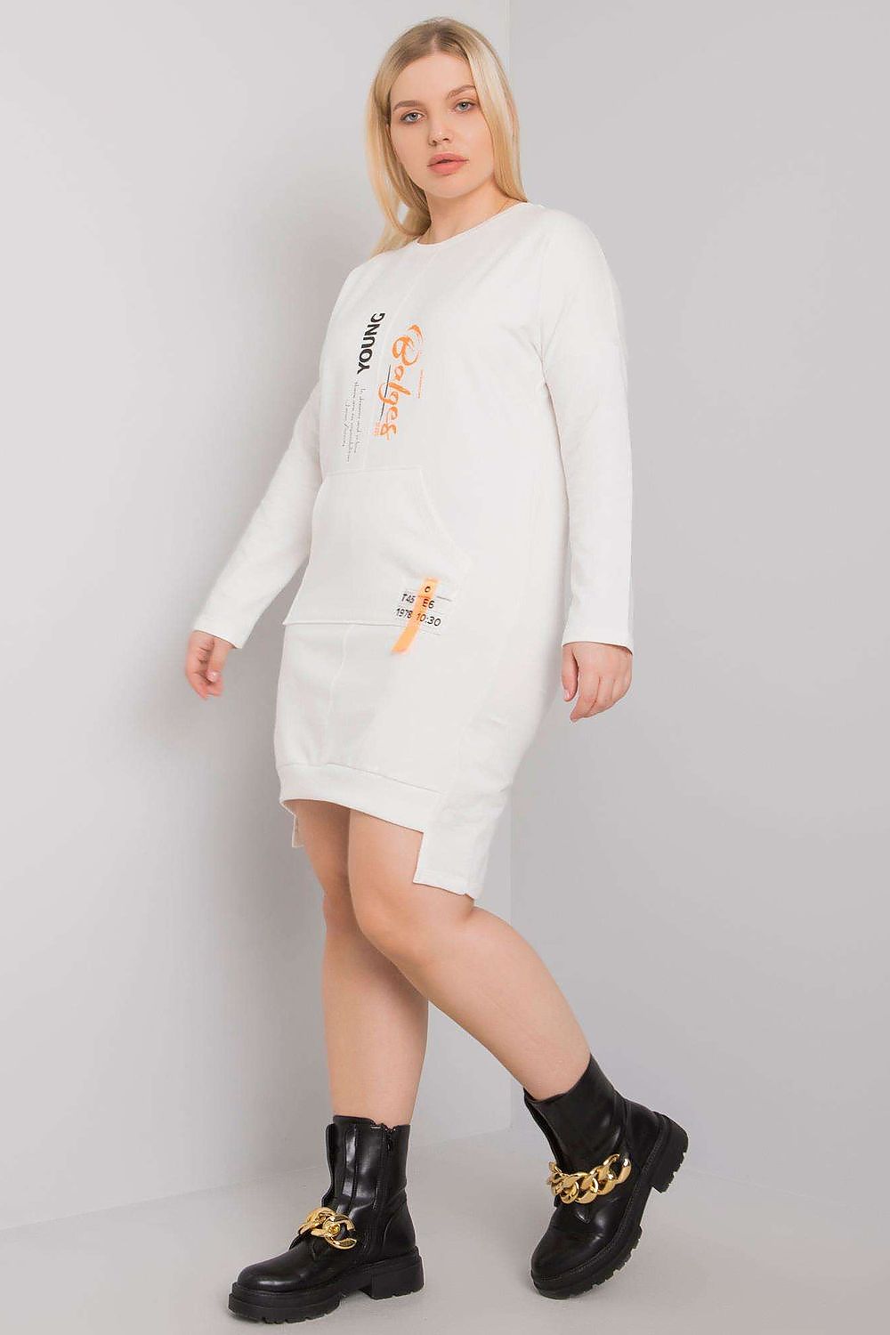 Vestido casual plus size branco com manga longa e design moderno usado por mulher loira