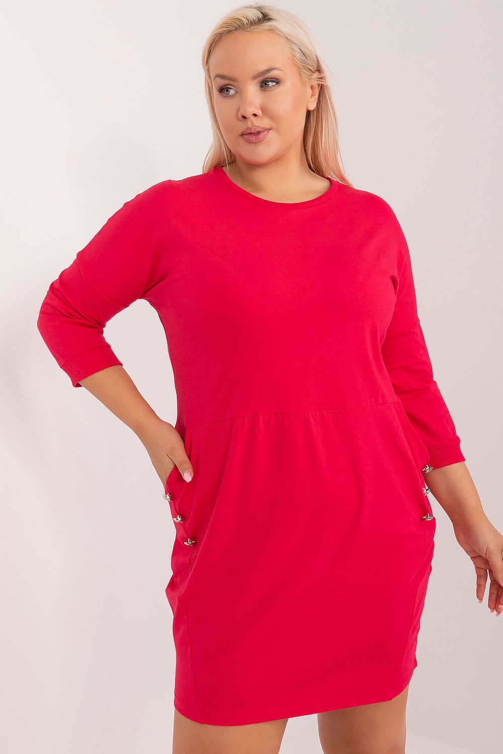 Vestido casual plus size manga longa em tecido vermelho com bolso e corte confortável
