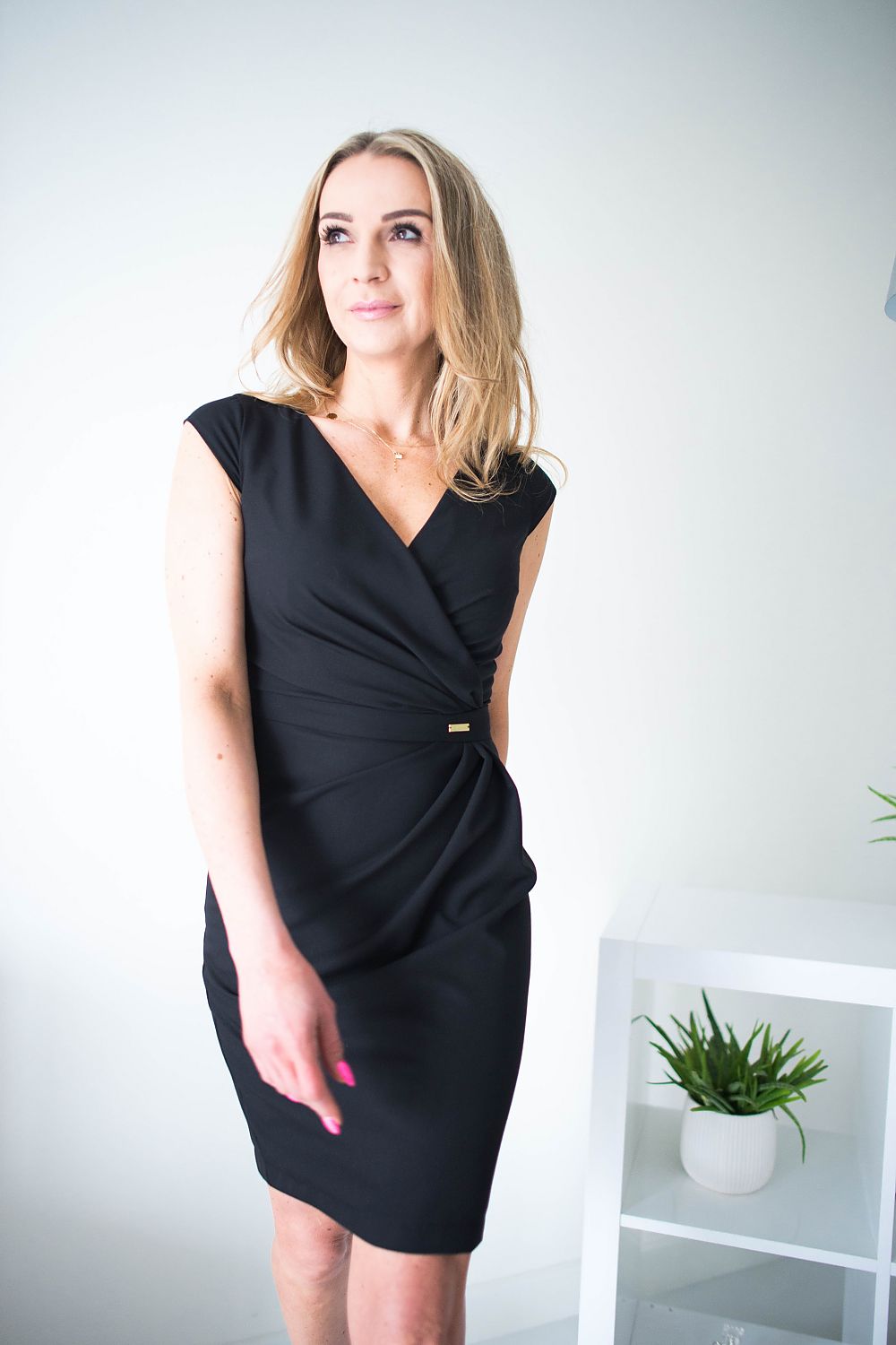 Vestido de festa feminino preto ajustado com decote em V e detalhe franzido