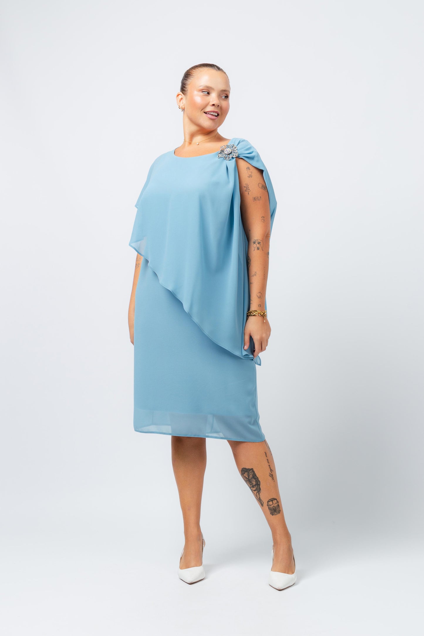 Vestido elegante com capa sobreposta azul da Curvy em modelo plus size com sapatos brancos