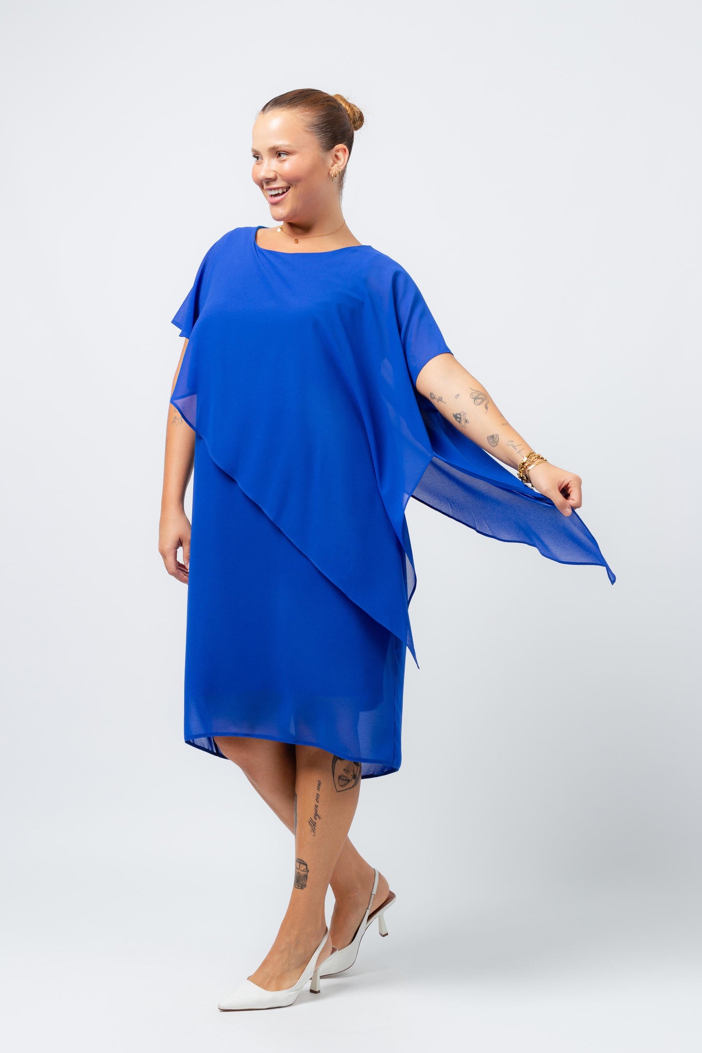 Vestido elegante com capa sobreposta azul da Curvy em tecido fluido com design moderno