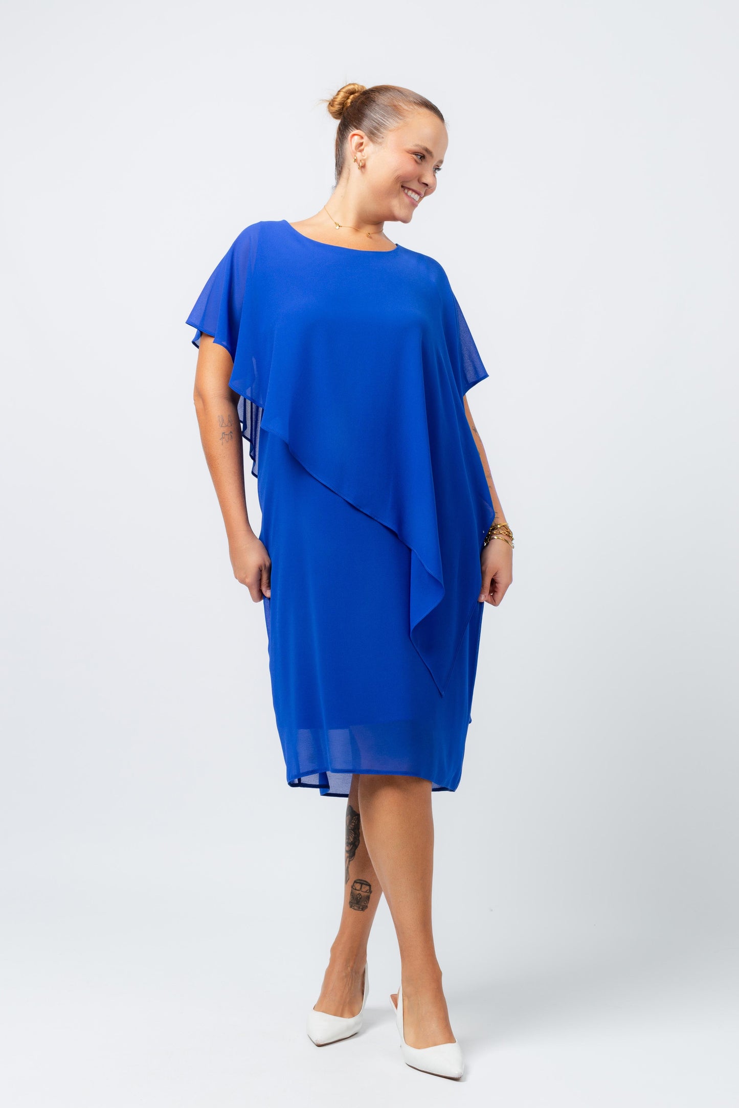 Vestido elegante com capa sobreposta azul da Curvy usado por mulher com sapato branco