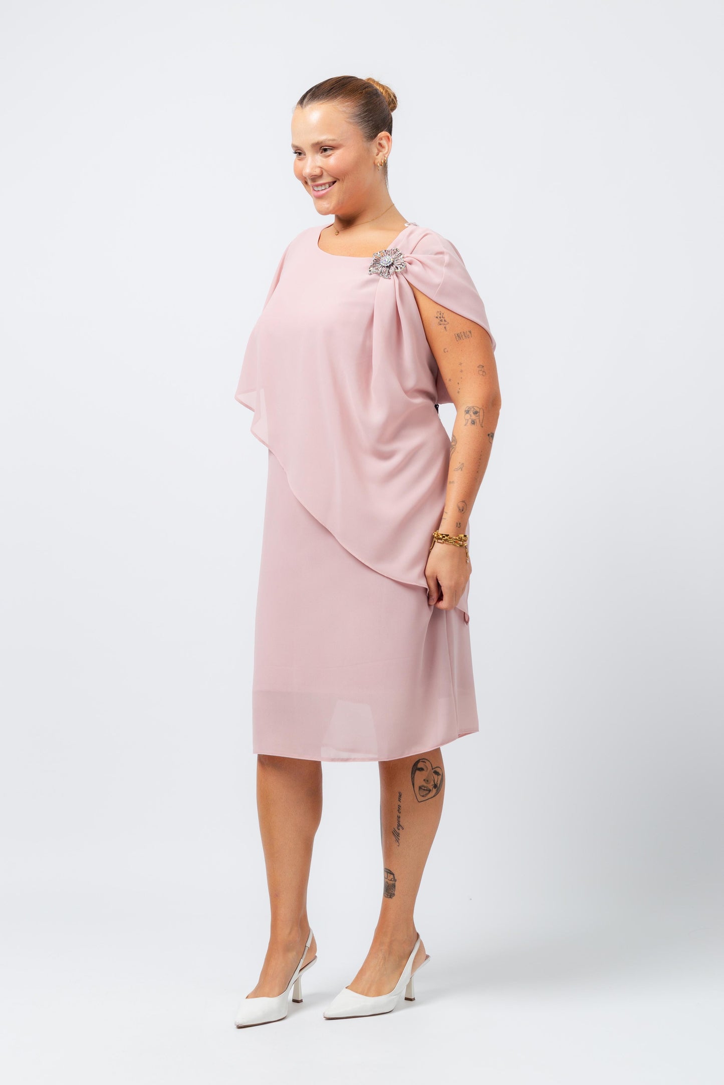 Vestido elegante com capa sobreposta rosa da Curvy em modelo plus size com detalhe de broche