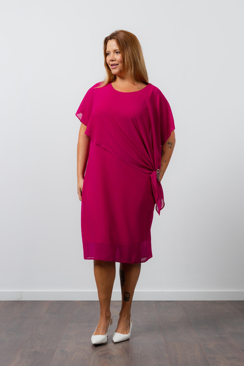 Vestido elegante com capa sobreposta em tom rosa vibrante modelo Curvy com detalhe de amarração na cintura