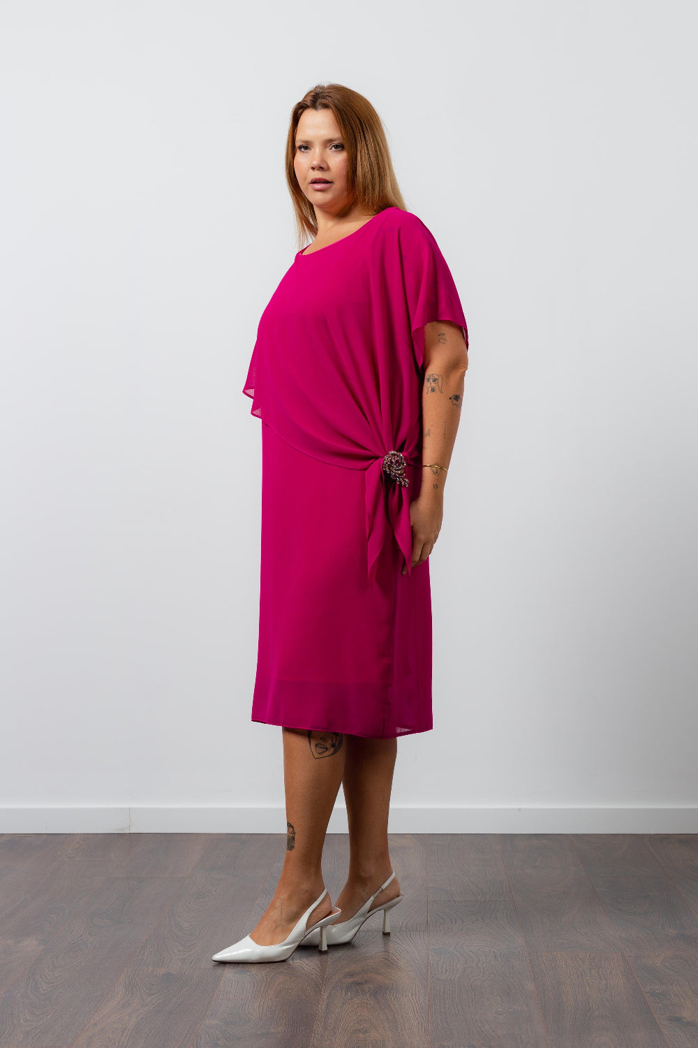 Vestido elegante com capa sobreposta em tom rosa vibrante da Curvy, com detalhe de amarração lateral