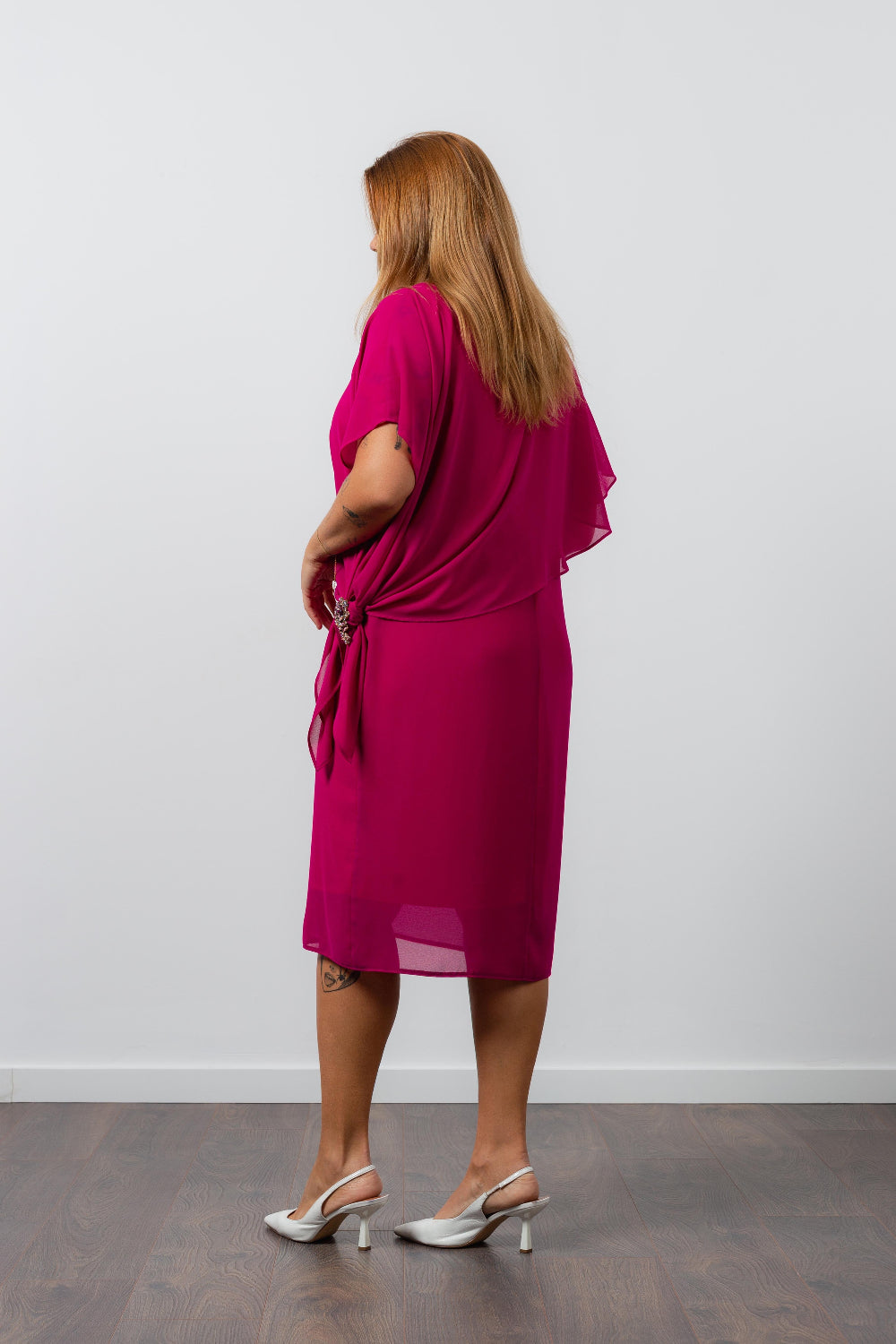 Vestido elegante com capa sobreposta em tom rosa vibrante da Curvy visto de costas
