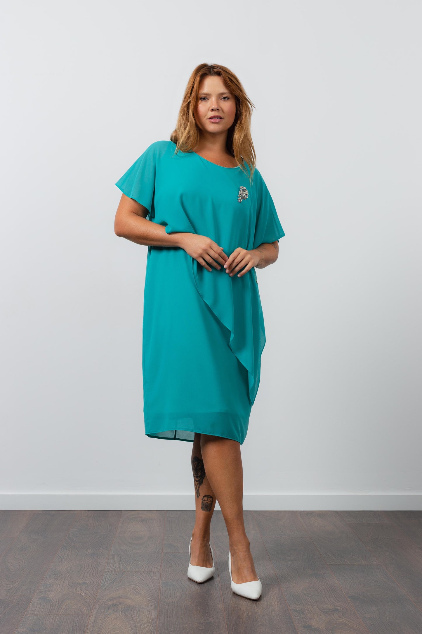 Vestido elegante com capa sobreposta azul da Curvy com corte confortável e estilo sofisticado