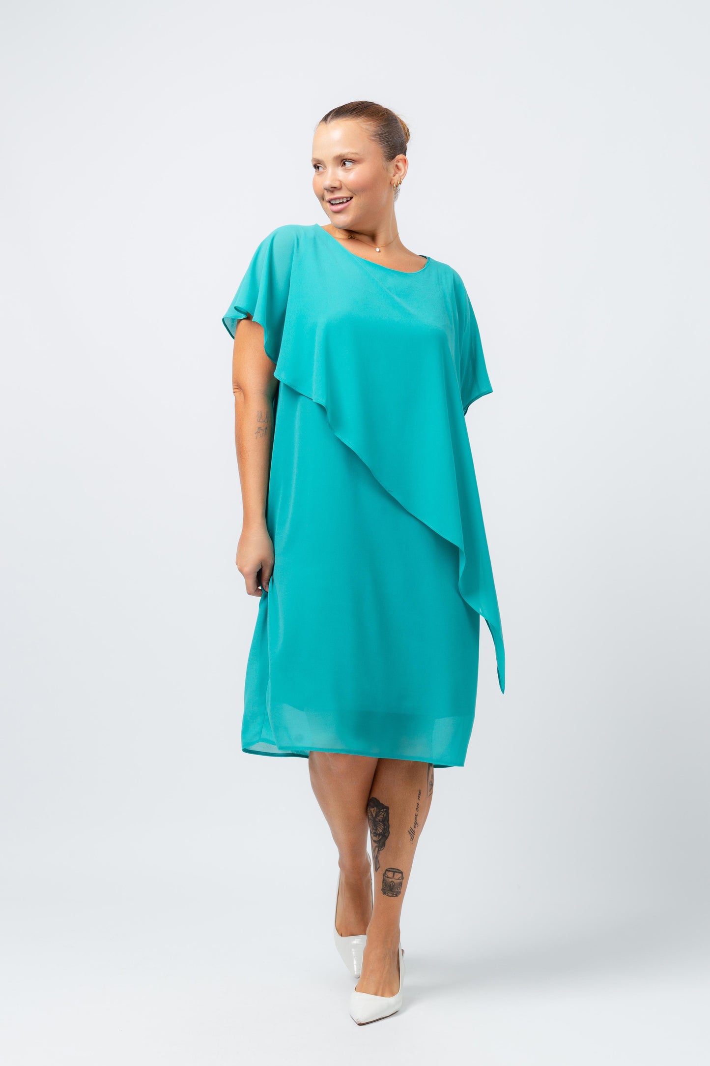 Vestido elegante com capa sobreposta em tom azul verde da Curvy com design fluido