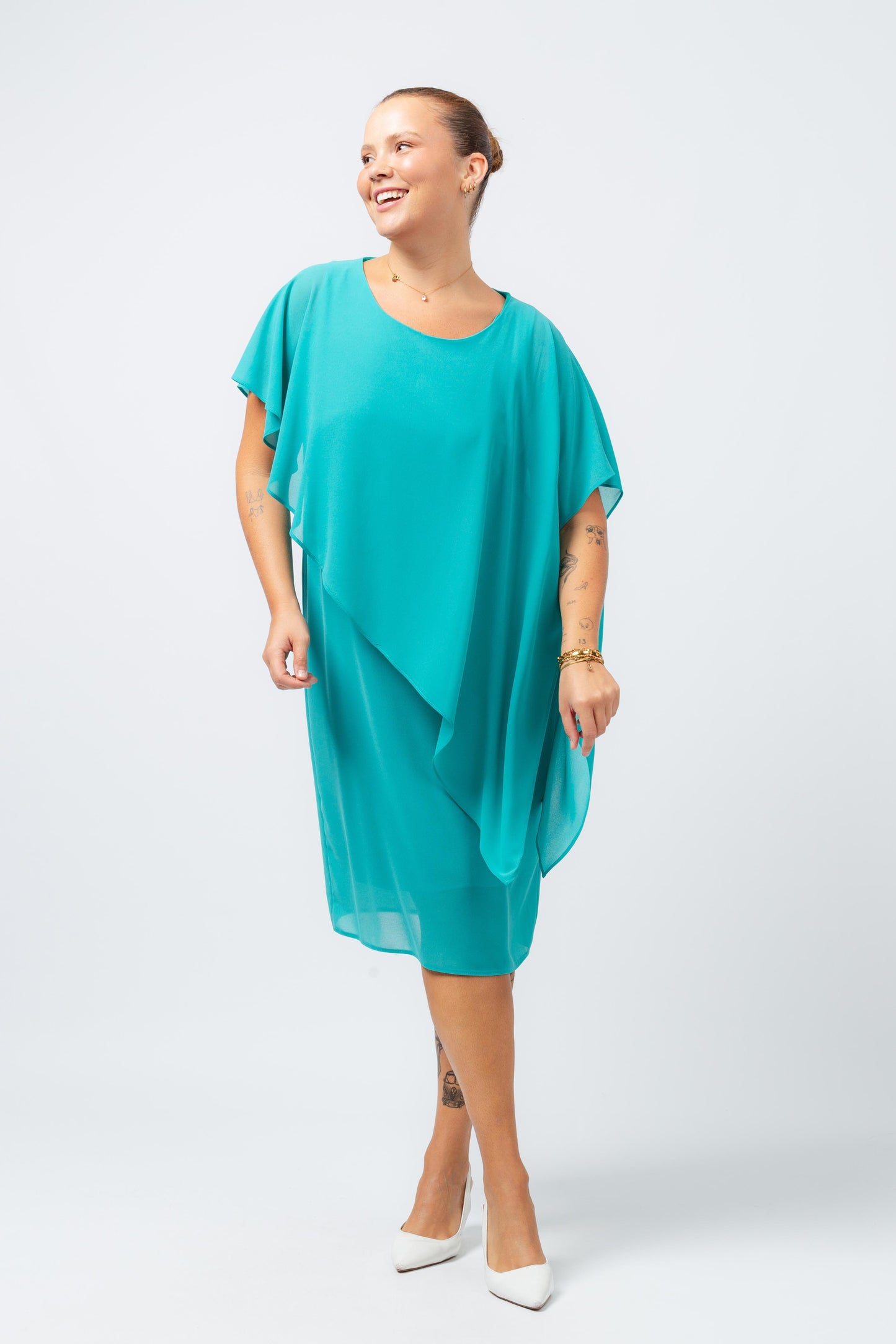 Vestido elegante com capa sobreposta azul turquesa da Curvy com ajuste confortável e design fluido