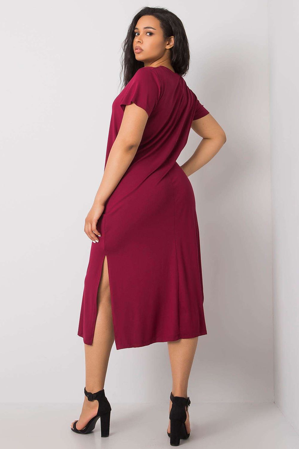 Vestido elegante para mulheres curvy em tom vinho com fenda lateral e mangas curtas