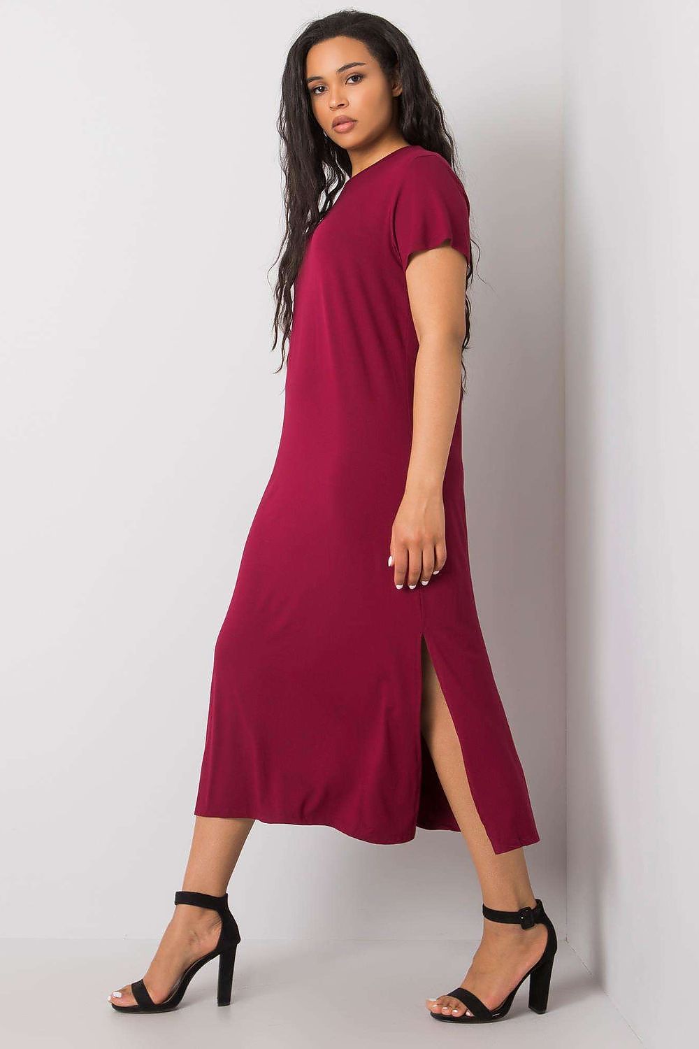 Vestido elegante para mulheres curvy vinho com manga curta e fenda lateral