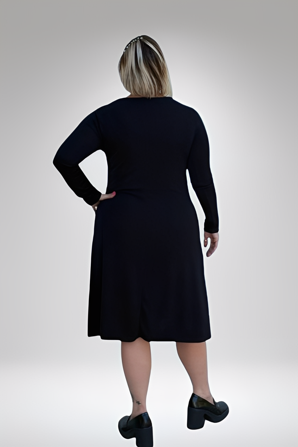 Vestido em A decote em v feminino da Alma preto com manga longa visto por trás