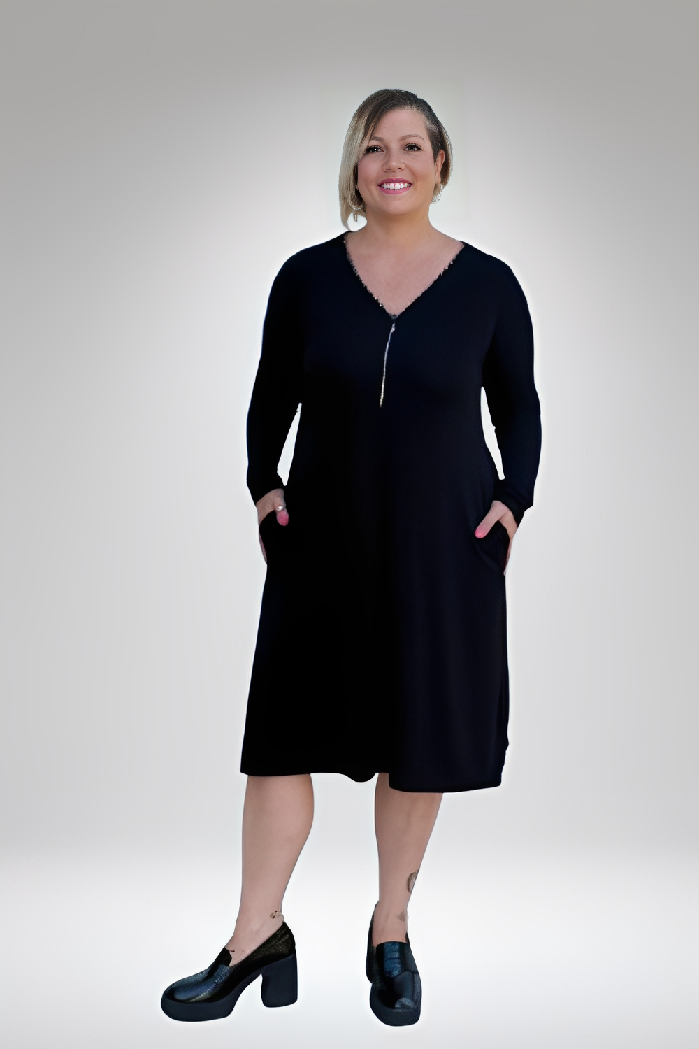 Vestido em A decote em v feminino preto de manga longa com bolso frontal da marca Alma