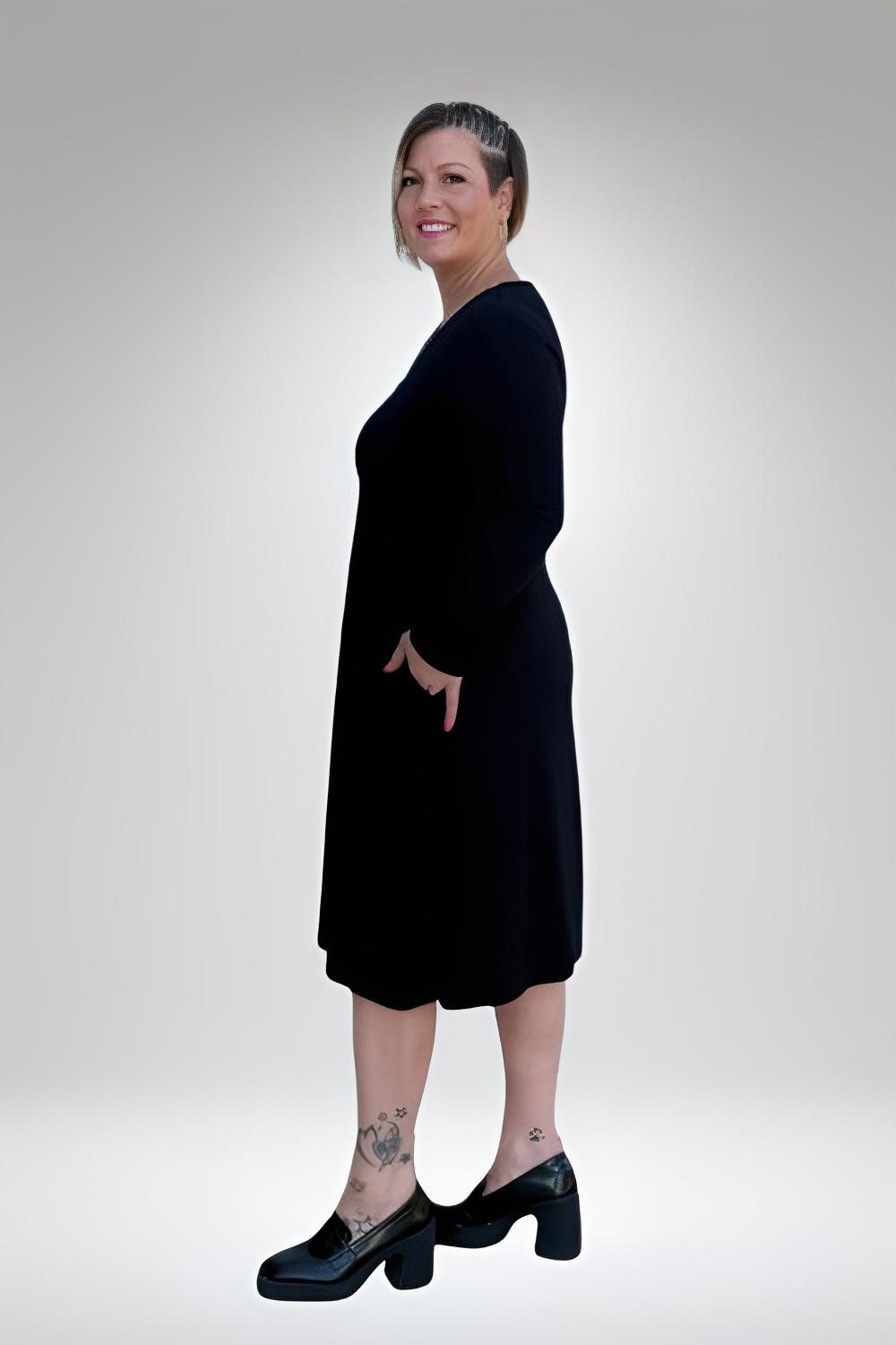 Vestido em A decote em v feminino preto da Alma com manga longa e comprimento midi
