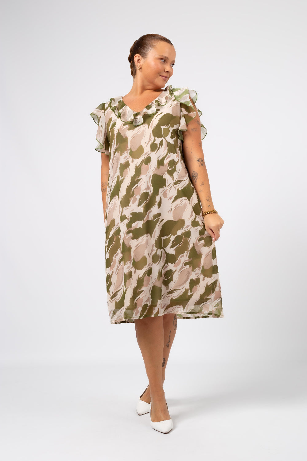 Vestido estampado plus size Curvy com manga curta e babados em tom verde e bege