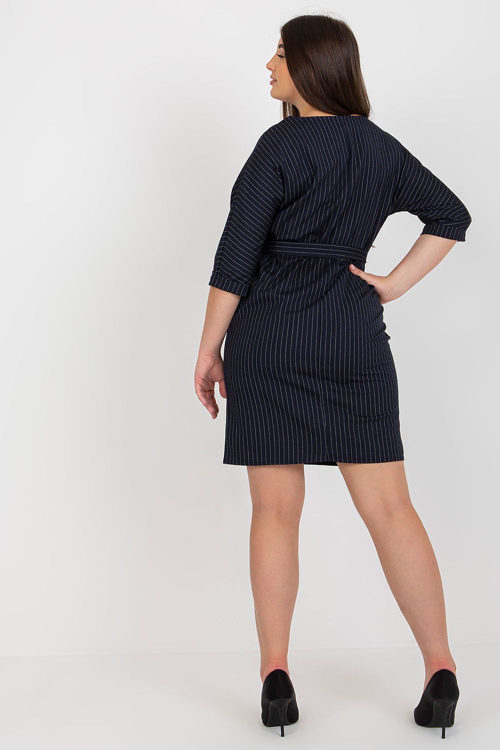 Vestido listrado para mulheres curvy em tecido escuro com mangas 3 4 e cinto