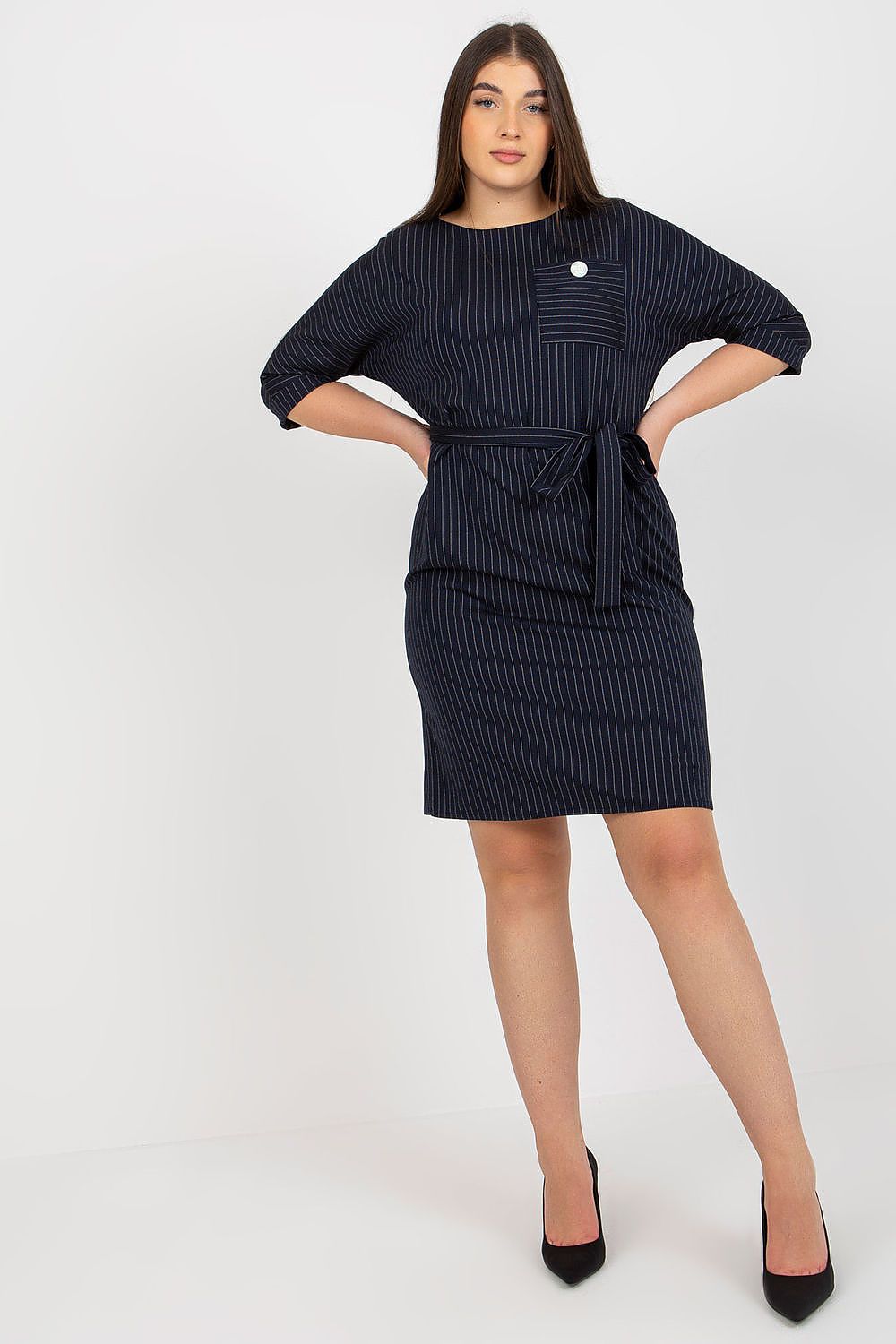 Vestido listrado para mulheres curvy azul marinho com branco, manga 3/4 e cinto de amarrar