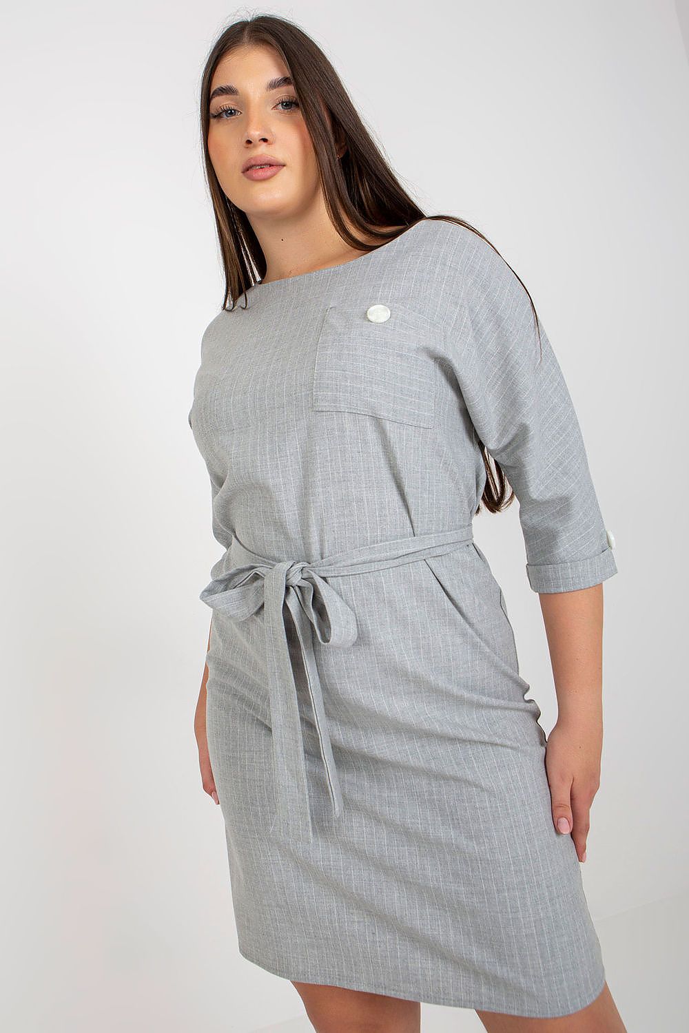 Vestido listrado para mulheres curvy cinza com cinto e manga 3 quartos