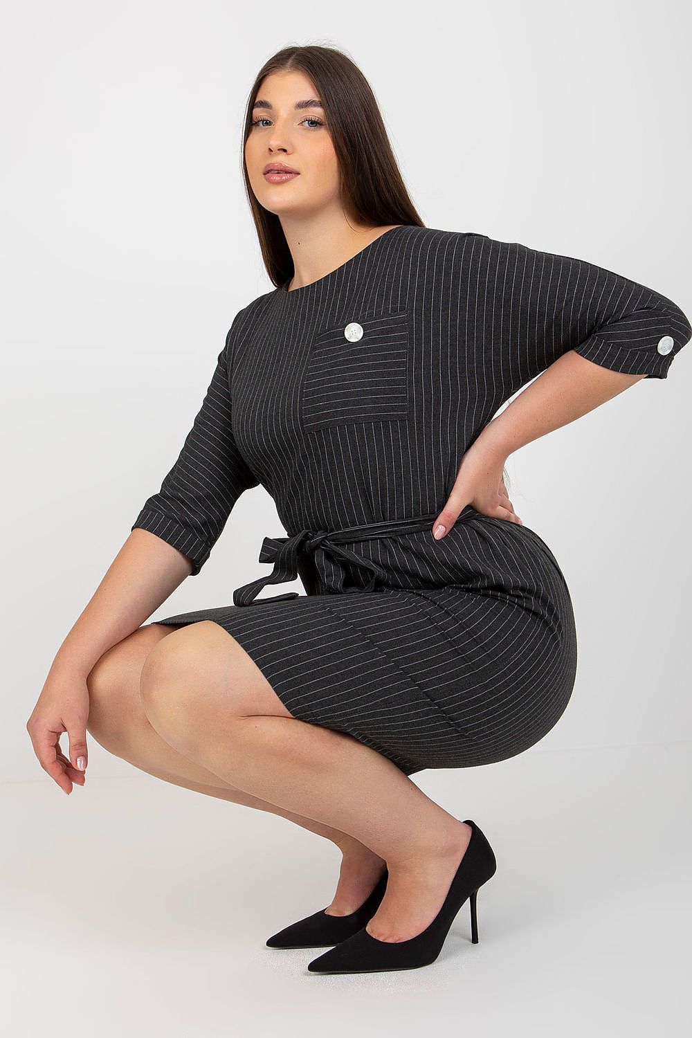 Vestido listrado para mulheres curvy em preto com listras finas e botão decorativo de manga três quartos