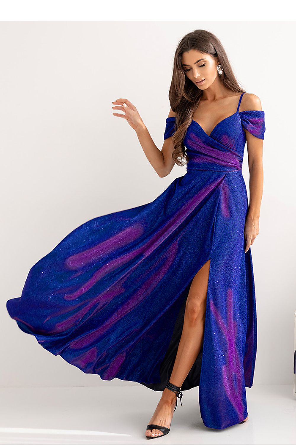 Vestido longo festa feminino azul com brilho e fenda lateral da marca With You para cerimônia
