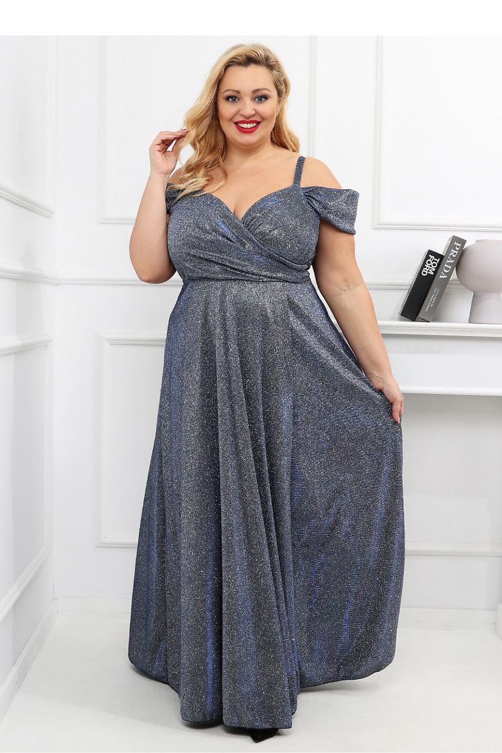 Vestido longo festa feminino azul brilhante com alças finas e ombros à mostra