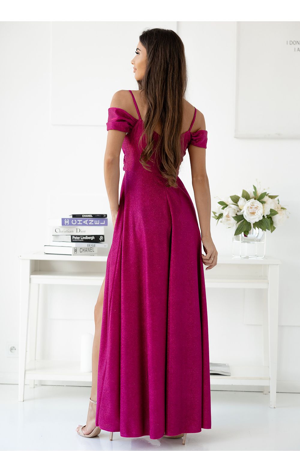 Vestido longo festa feminino rosa pink com alças finas e detalhes ombro a ombro