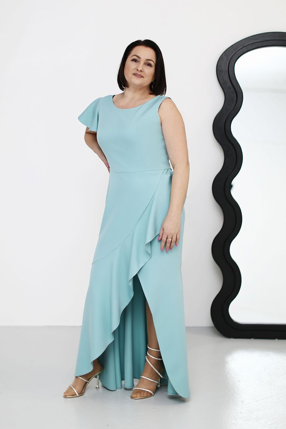 Vestido cerimónia azul claro com detalhe assimétrico e saia com folho para festa elegante