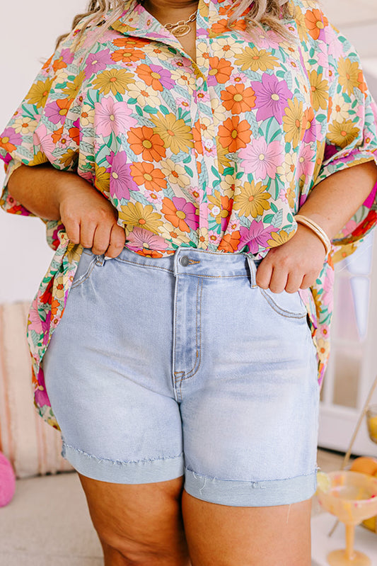 Bermuda jeans feminina tamanho grande clara com barra dobrada usada por mulher com camisa floral colorida